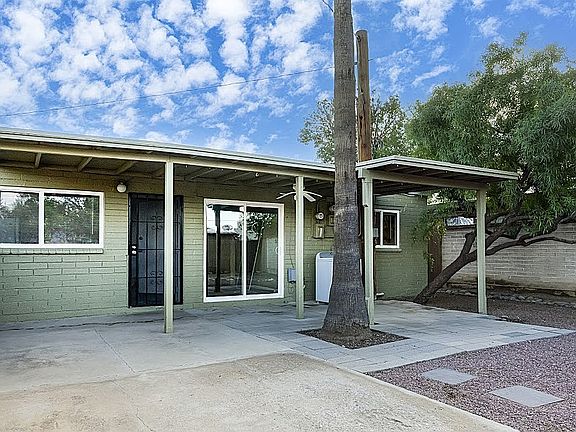 LARGE PATIO, COVERED PORCH WITH NEW CEILING FAN, PALM TREE ALL IN A YARD THE SIZE OF A SINGLE FAMILY RESIDENCE.