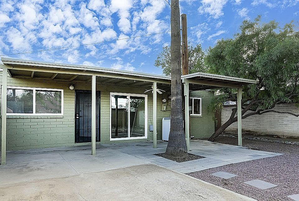LARGE PATIO, COVERED PORCH WITH NEW CEILING FAN, PALM TREE ALL IN A YARD THE SIZE OF A SINGLE FAMILY RESIDENCE.