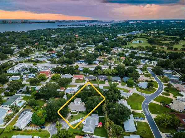 1905 Pine Tree Ln, Belleair Bluffs, FL 33770