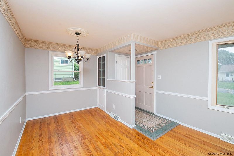 3rd image of 7 BUTTERCUP Drive
