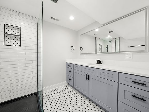 4th image of 1306 N Maplewood Ave #G