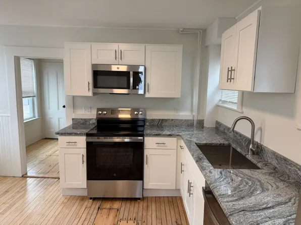13 Belknap St, Dover, NH 03820