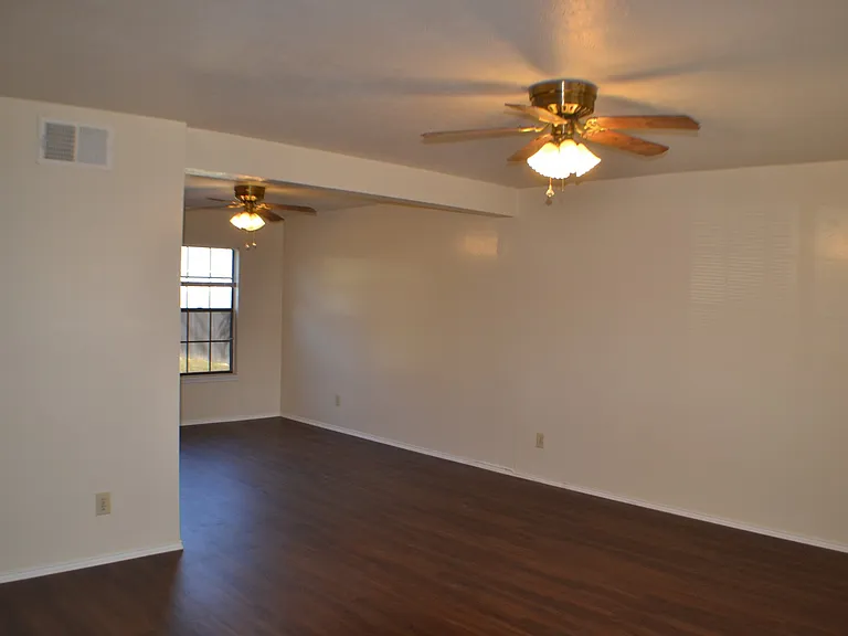 1515 Bandera Dr — Photo 2
