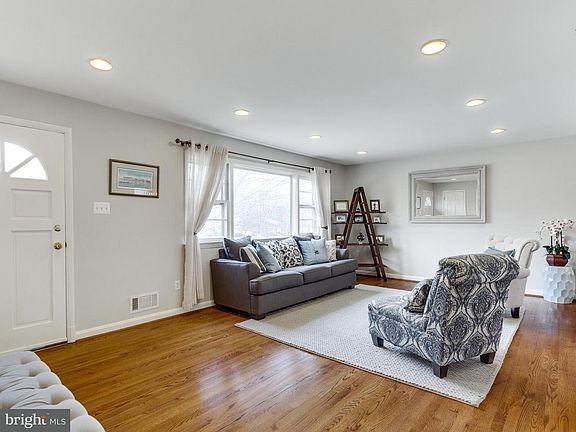 4th image of 2201 Yale Dr