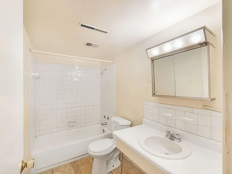 Sherwood Forest Apartments — Photo 12