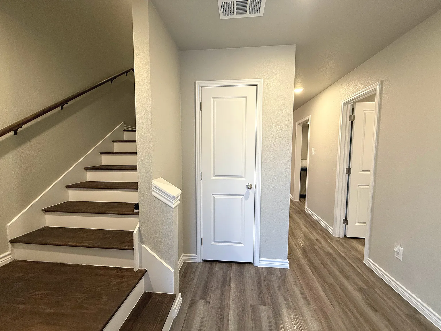 3 bed, 2.5 bath, 1219 sqft, $1,595 — Photo 2