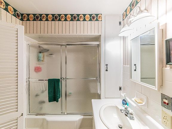 5th image of 315 Clark St