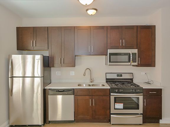 2nd image of 4048 N Milwaukee Ave #4