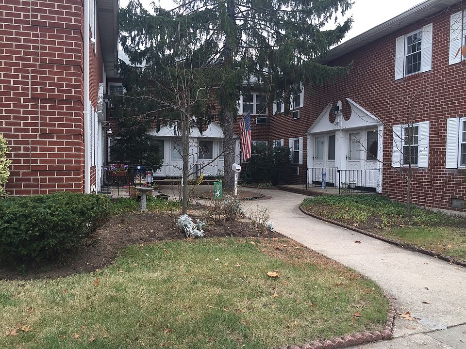 1st image of 560 Lakeville Rd APT 1B
