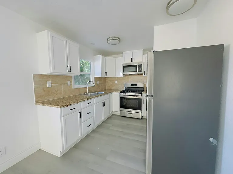 233 E Nicolet St #233 — Photo 2