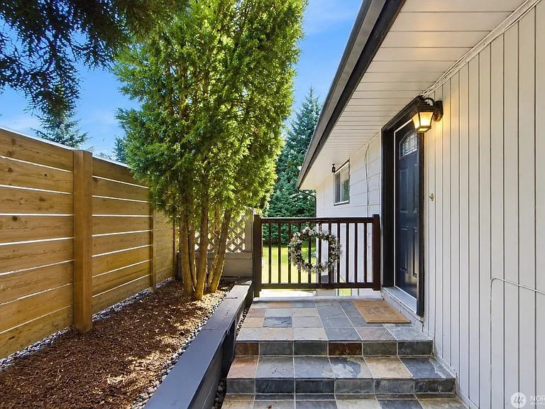 1832 Camas Ave NE — Photo 3