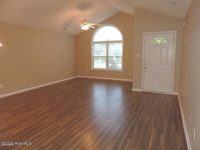 105 Monterey Cir — Photo 2