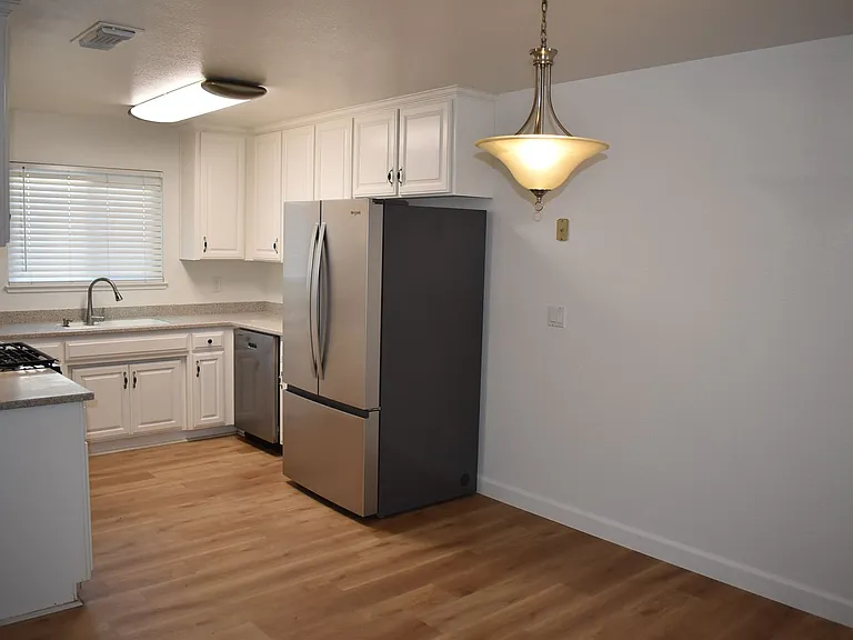 1037 Eisenhower Way — Photo 7
