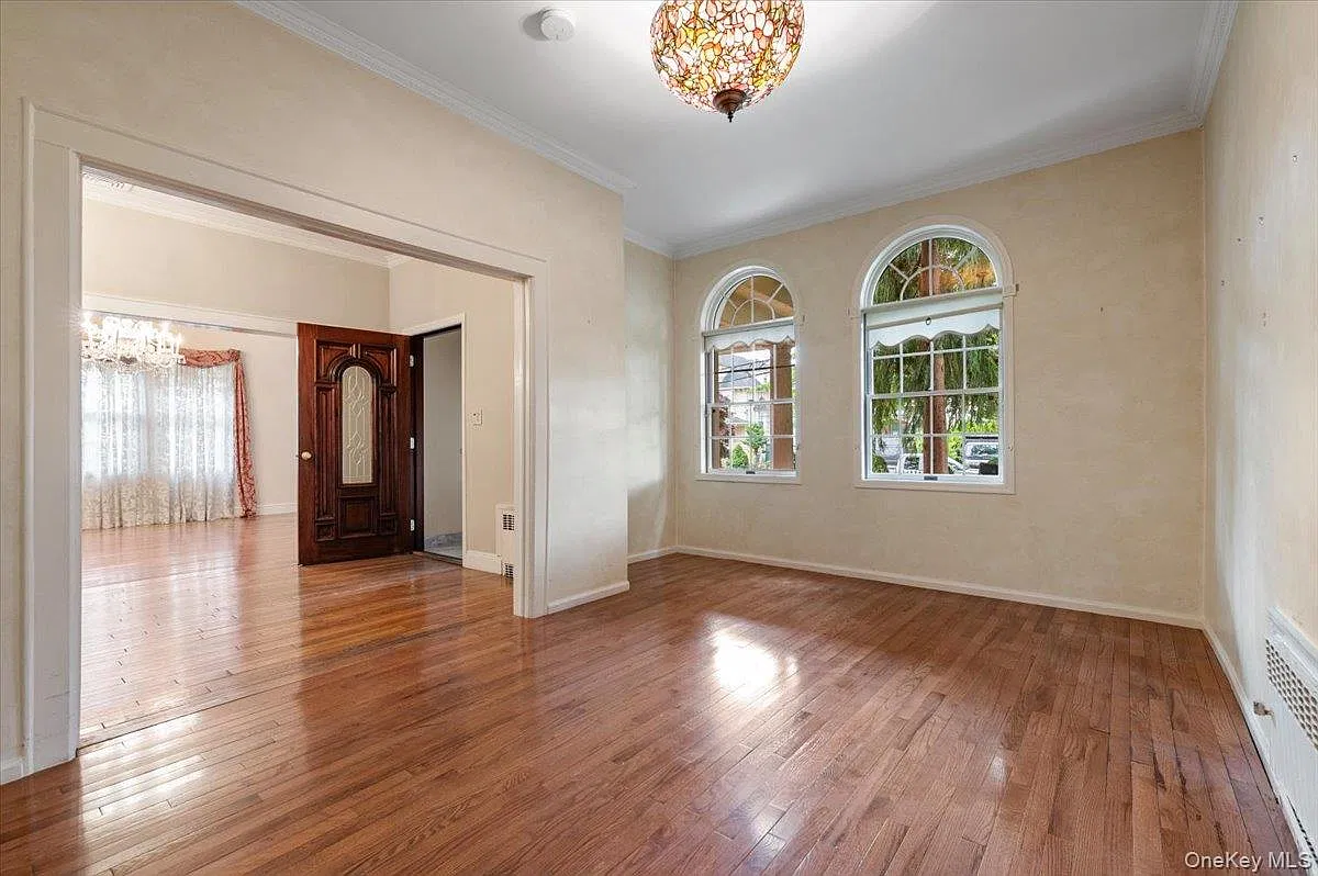 5 bed, 5.0 bath, 4561 sqft, $10,000 — Photo 4