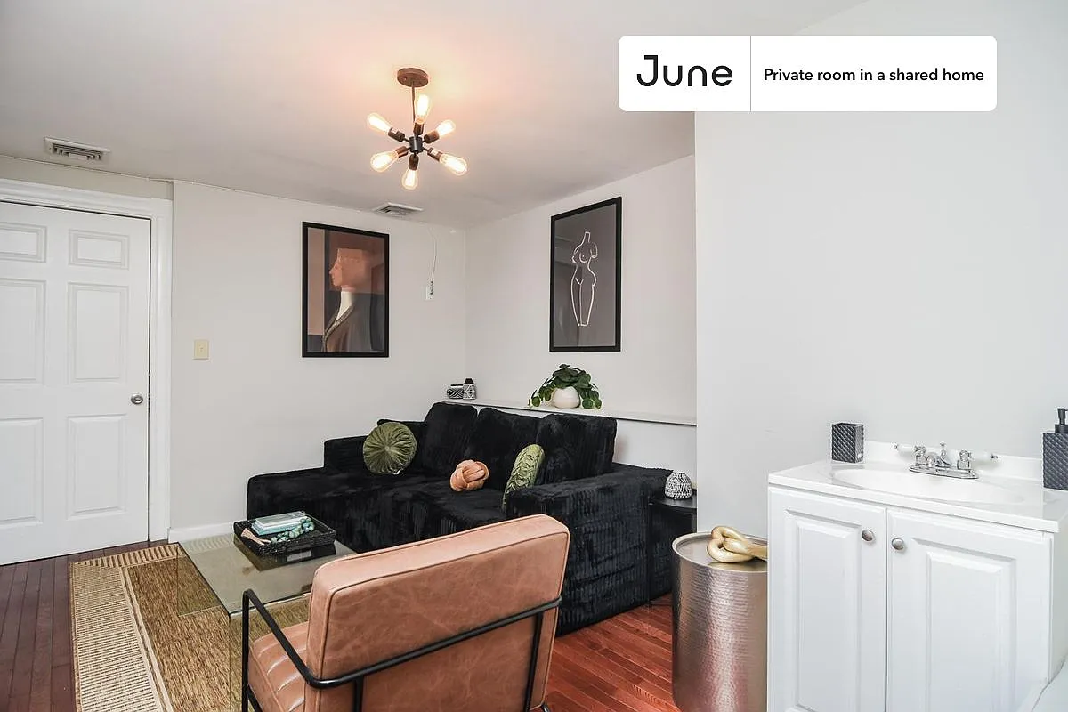 Full bedroom in 7 bed/2 bath home in Allston #834 E — Photo 3