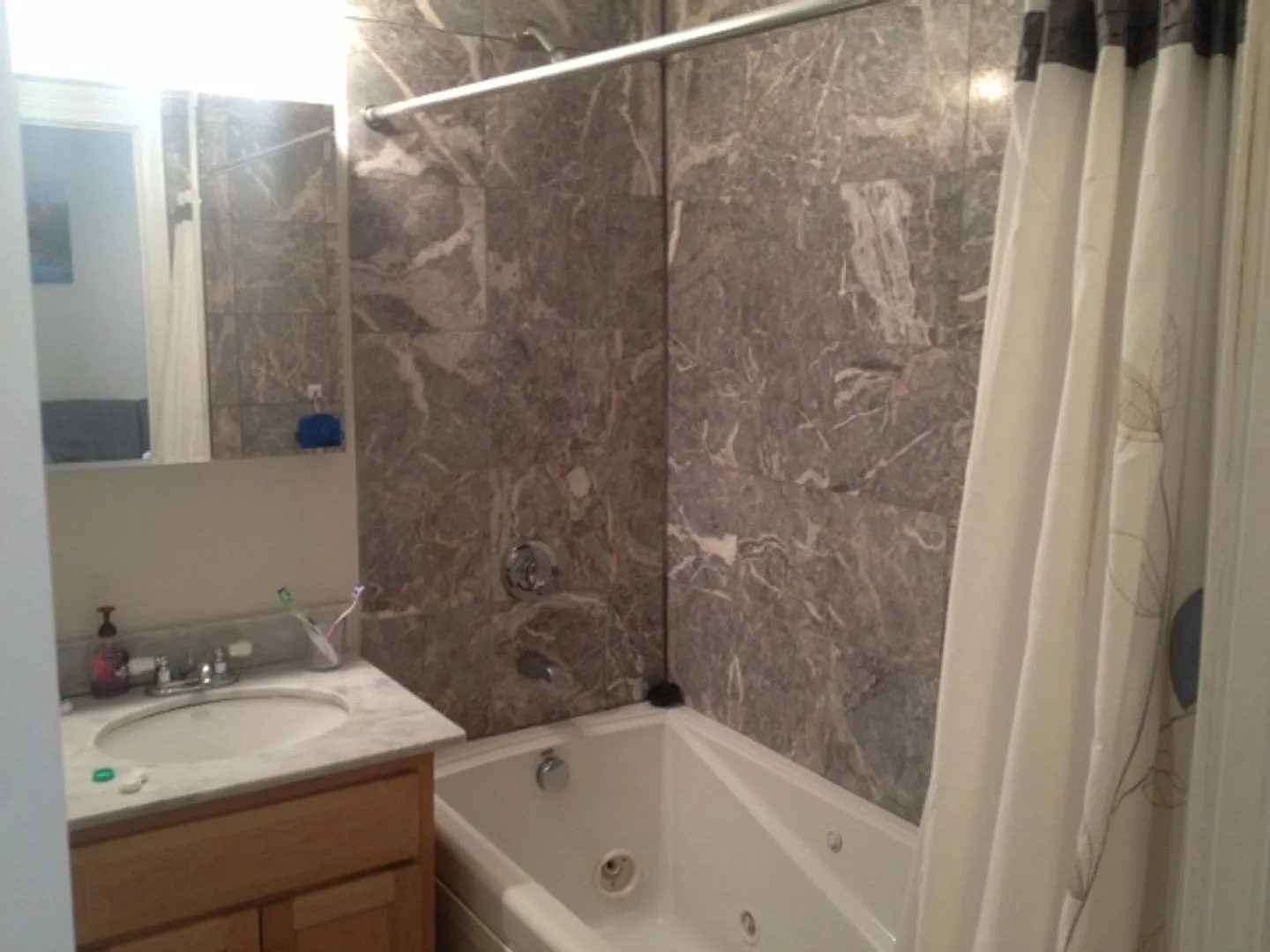 Charming 3 Bedroom-No Broker Fee — Photo 4