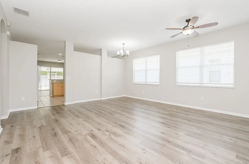 4 bed, 2.0 bath, 1922 sqft, $2,325 — Photo 3