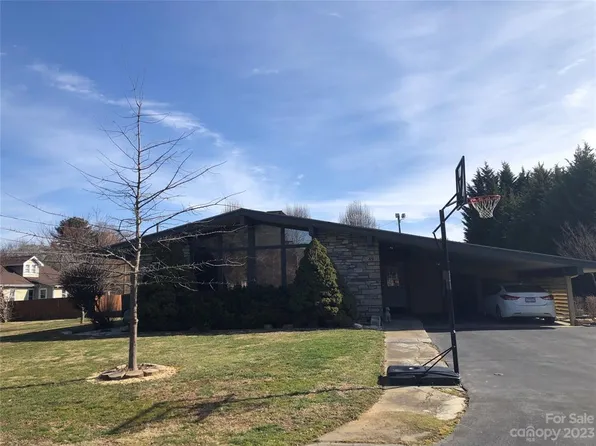 49 Levi St, Clyde, NC 28721