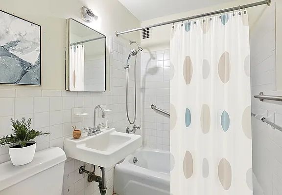 4th image of 333 Pearl St APT 24G