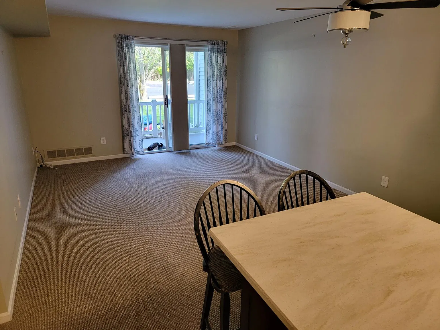 2 bed, 921 sqft, $1,900 — Photo 2