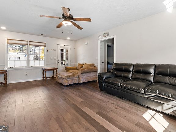 3rd image of 215 Cowan Rd