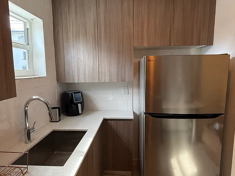 421 SW 9th St #1 — Photo 7