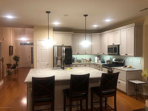 3rd image of 510 Bennington Ln
