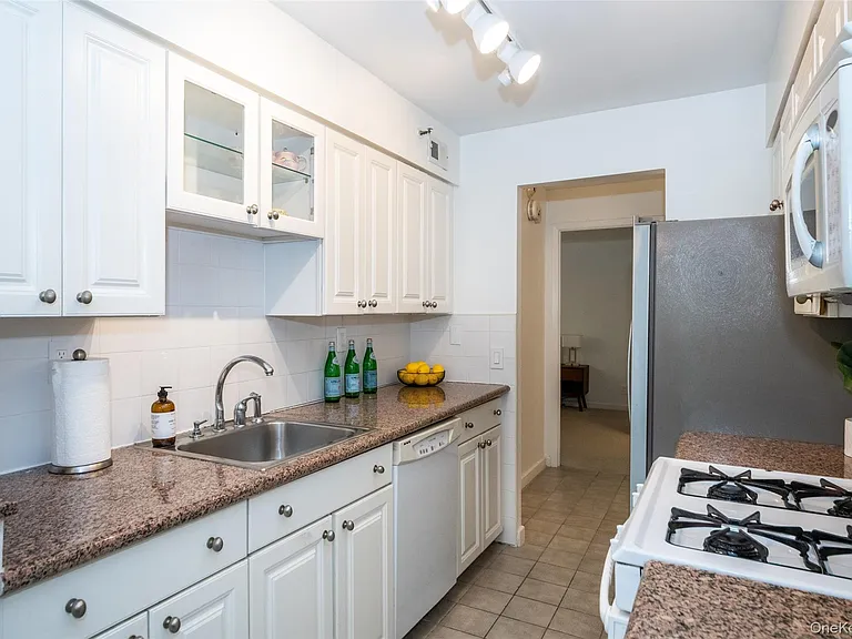 14 Nosband Ave #2H — Photo 9