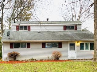 930 East Dr, Sheffield Lake, OH