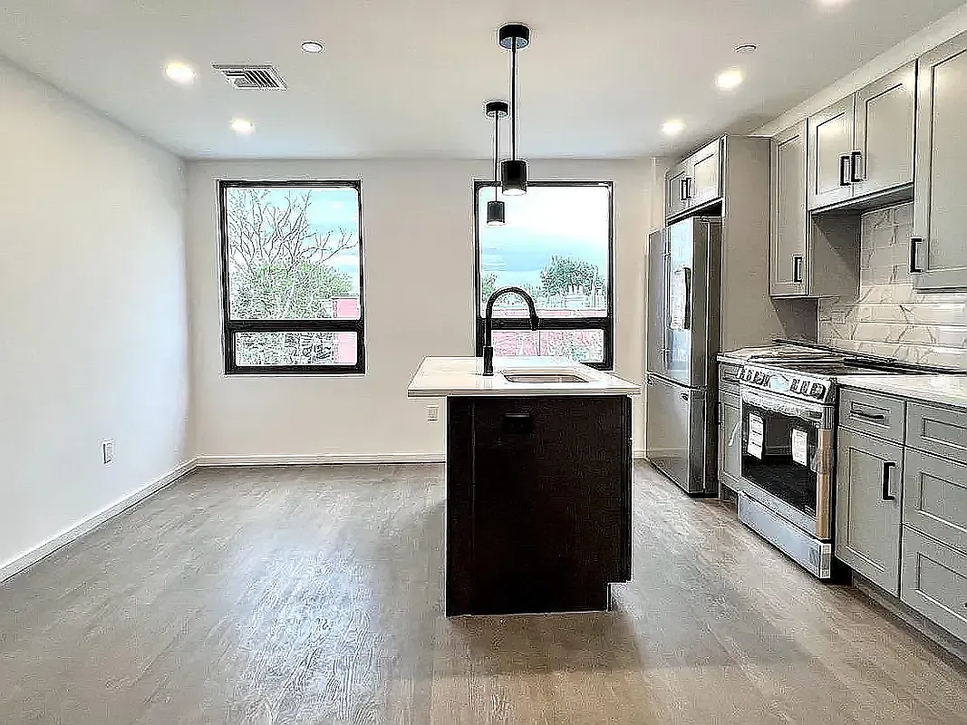 20-01 Steinway Street — Photo 2