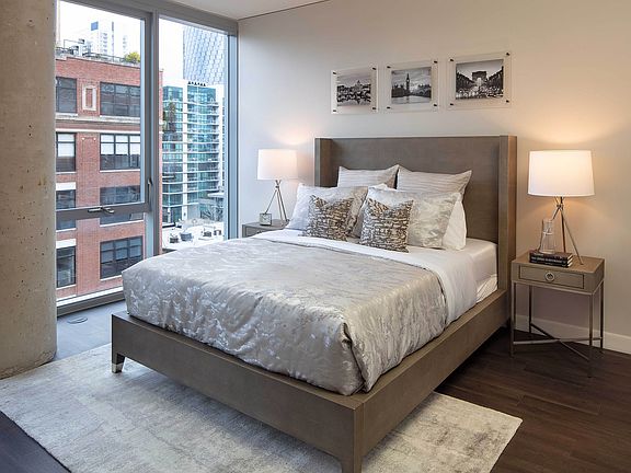 Spacious main bedroom