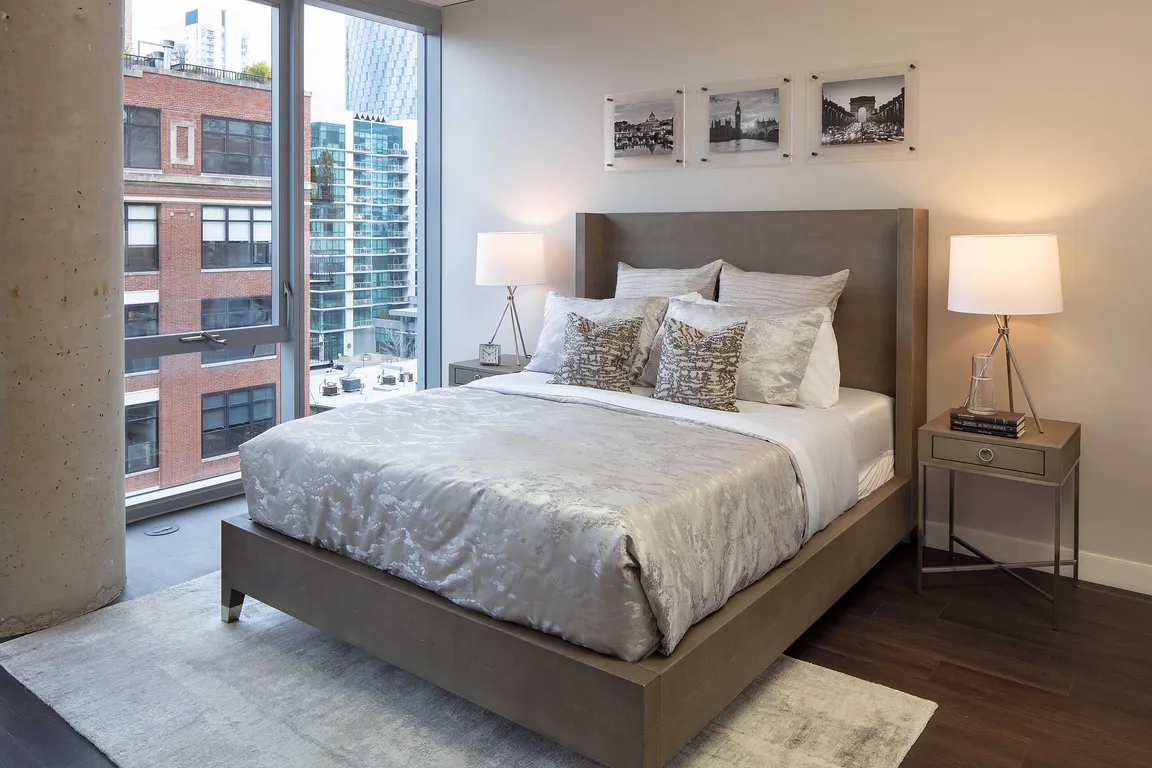 Spacious main bedroom