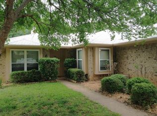 708 Creekside Dr, Euless, TX 76040
