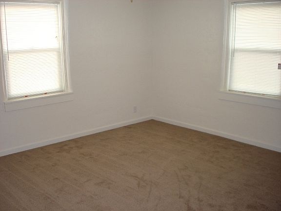 4th image of 931 E Saginaw Way