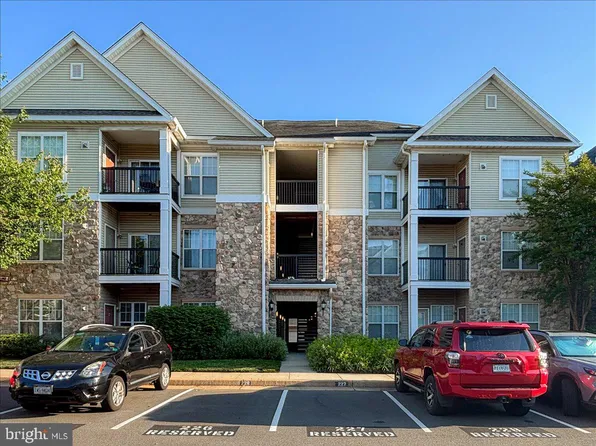 13359 Connor Dr APT C, Centreville, VA 20120