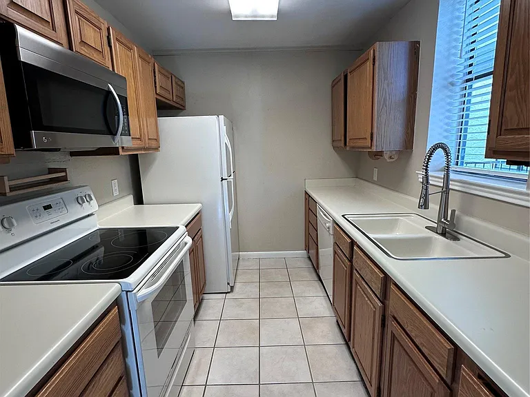 2409 Leon St #205 — Photo 5