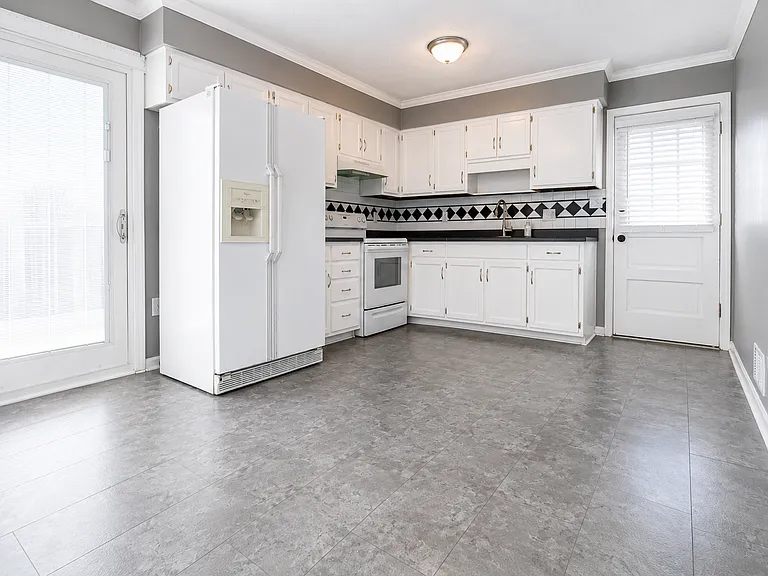 4909 Stony Brook Dr — Photo 3