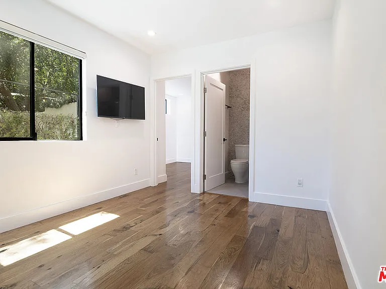 2553 1/2 Glen Green St — Photo 16