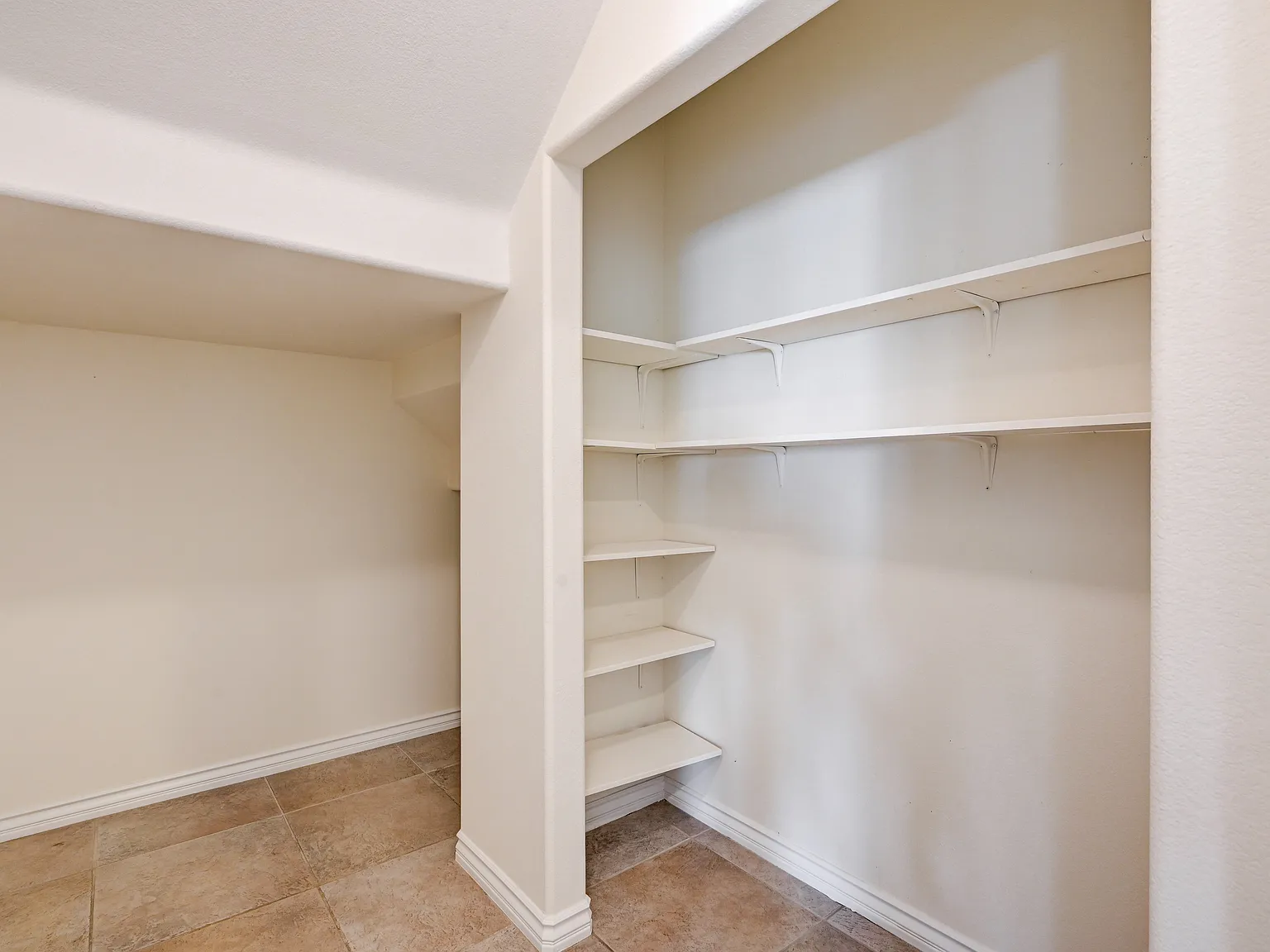 5 bed, 4850 sqft, $3,500 — Photo 1