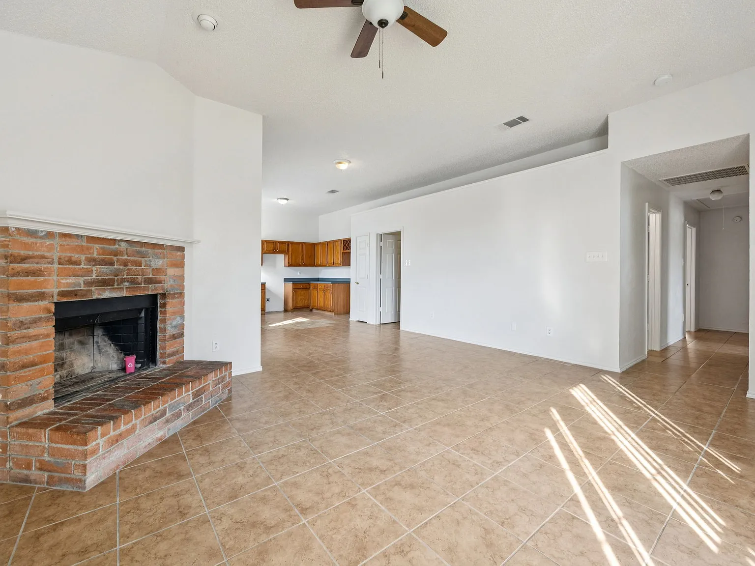 3 bed, 1251 sqft, $2,000 — Photo 4