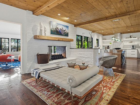 3rd image of 1014 Evergreen Hills Rd