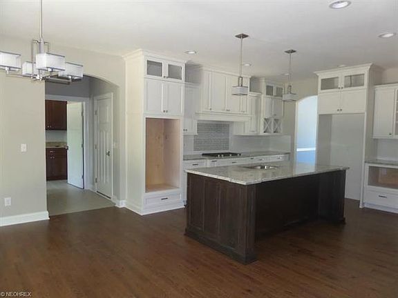 3rd image of 102 Evergreen Trl