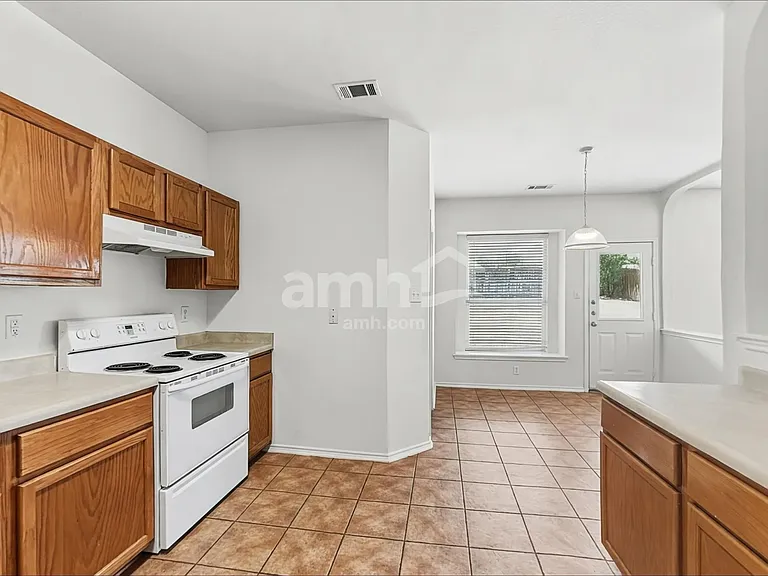 2915 Encino Riv — Photo 4