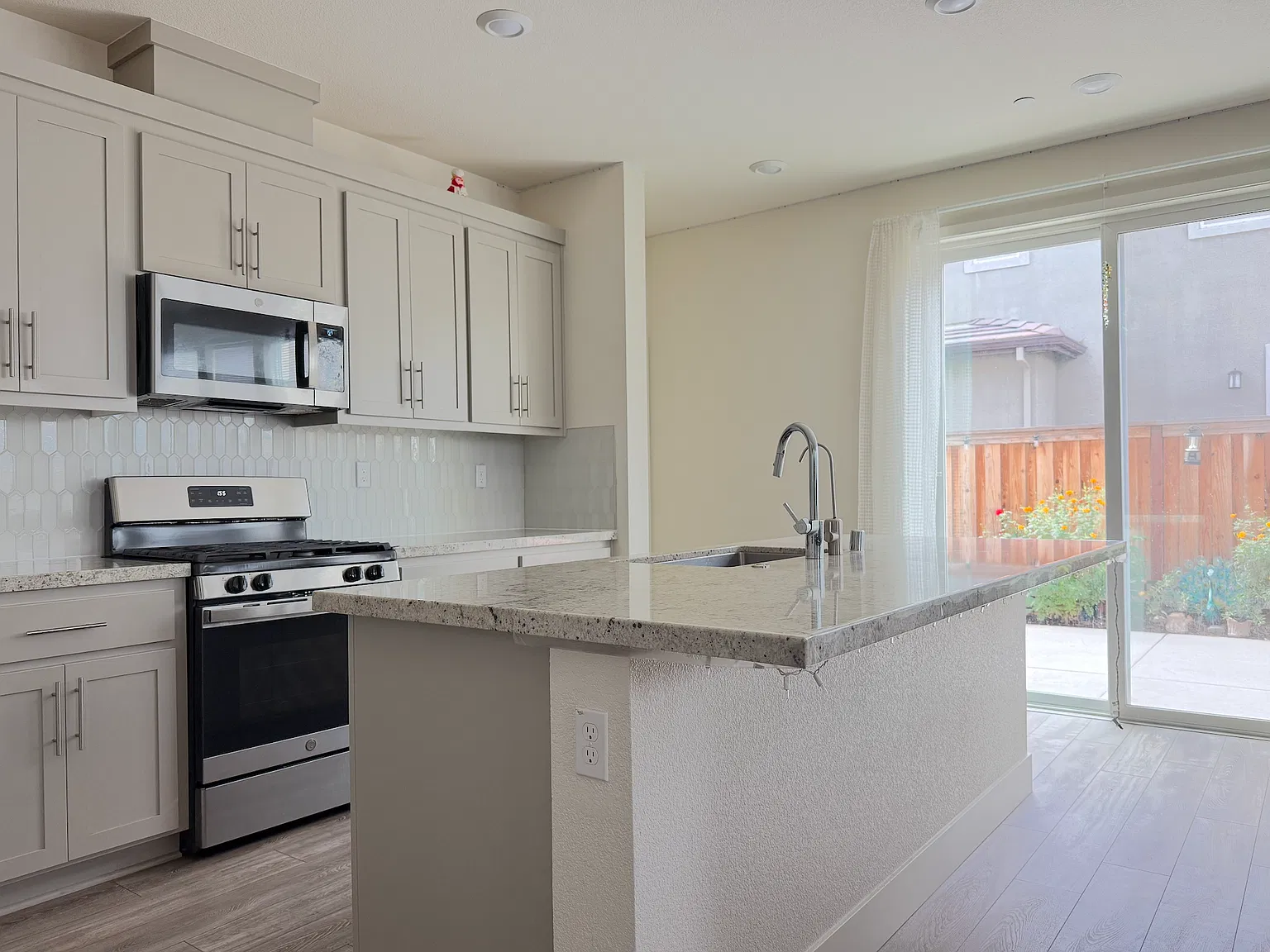 4 bed, 1992 sqft, $3,395 — Photo 4