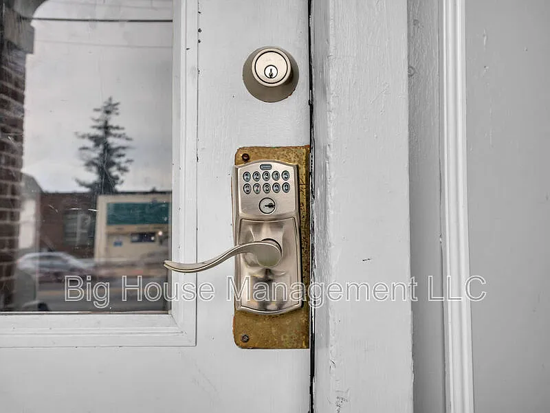 2 bed, 1.0 bath, $1,350 — Photo 4