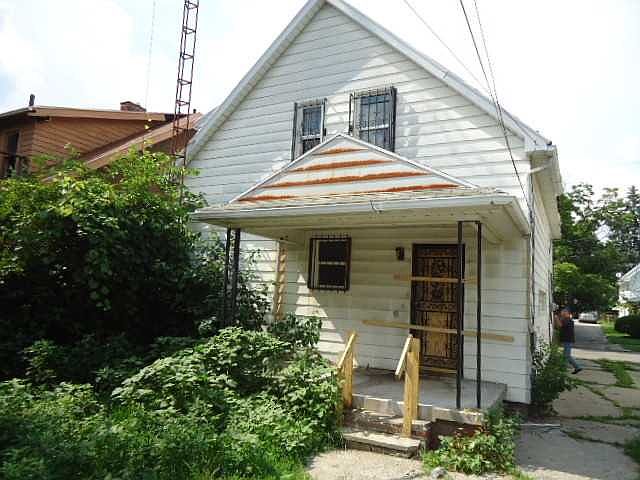 2nd image of 1049 Tecumseh St