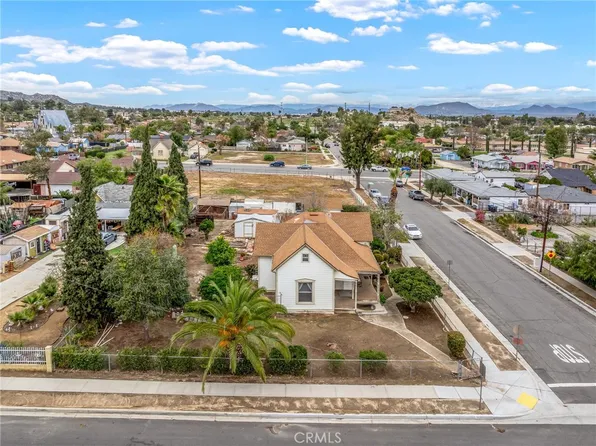 306 W 5th St, Perris, CA 92570