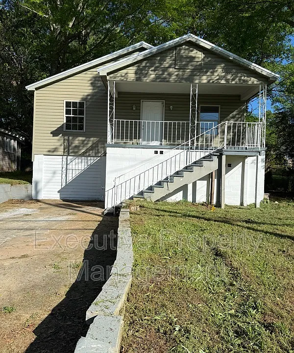923 Woodward Rd