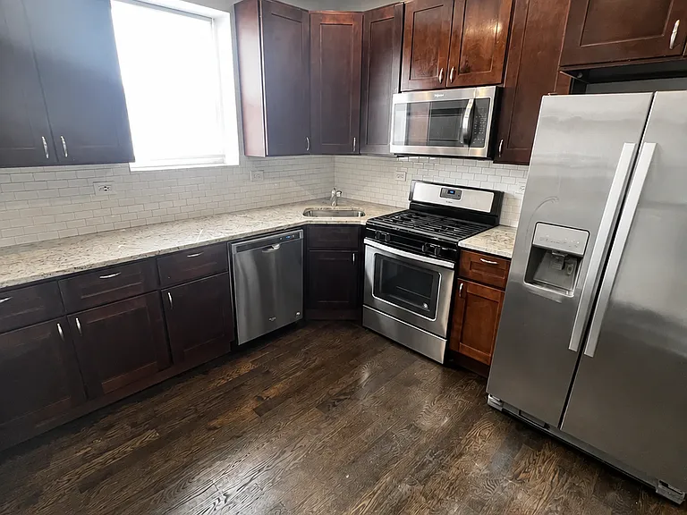 1115 N Rockwell St #1 — Photo 2