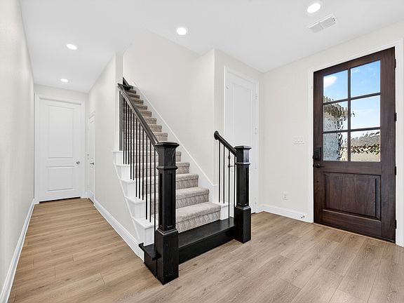 5th image of 407 Cherry Laurel Dr